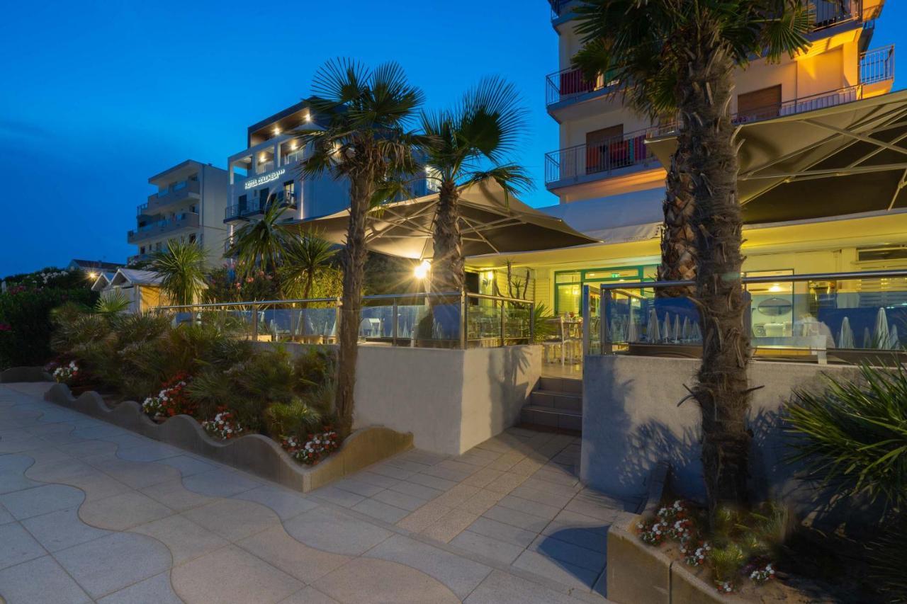 Hotel Delaville Frontemare Lido di Jesolo Bagian luar foto