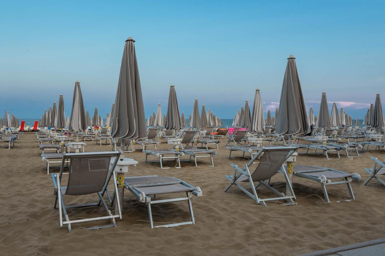 Hotel Delaville Frontemare Lido di Jesolo Bagian luar foto
