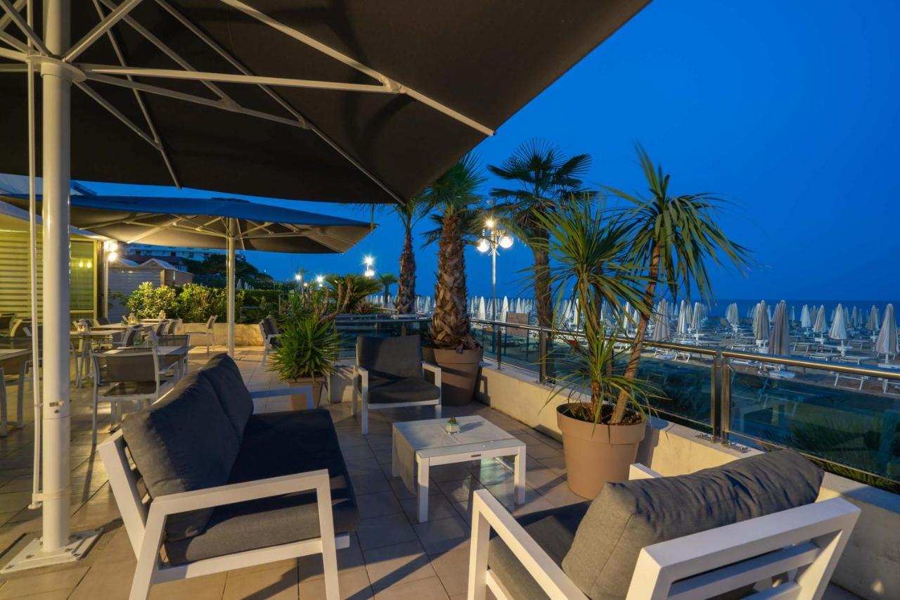 Hotel Delaville Frontemare Lido di Jesolo Bagian luar foto